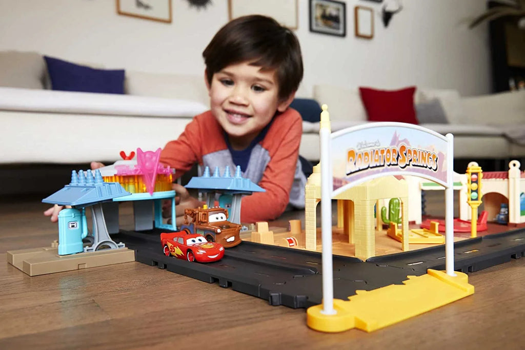 Cars On The Road Radiator Springs Tour Playset H8432