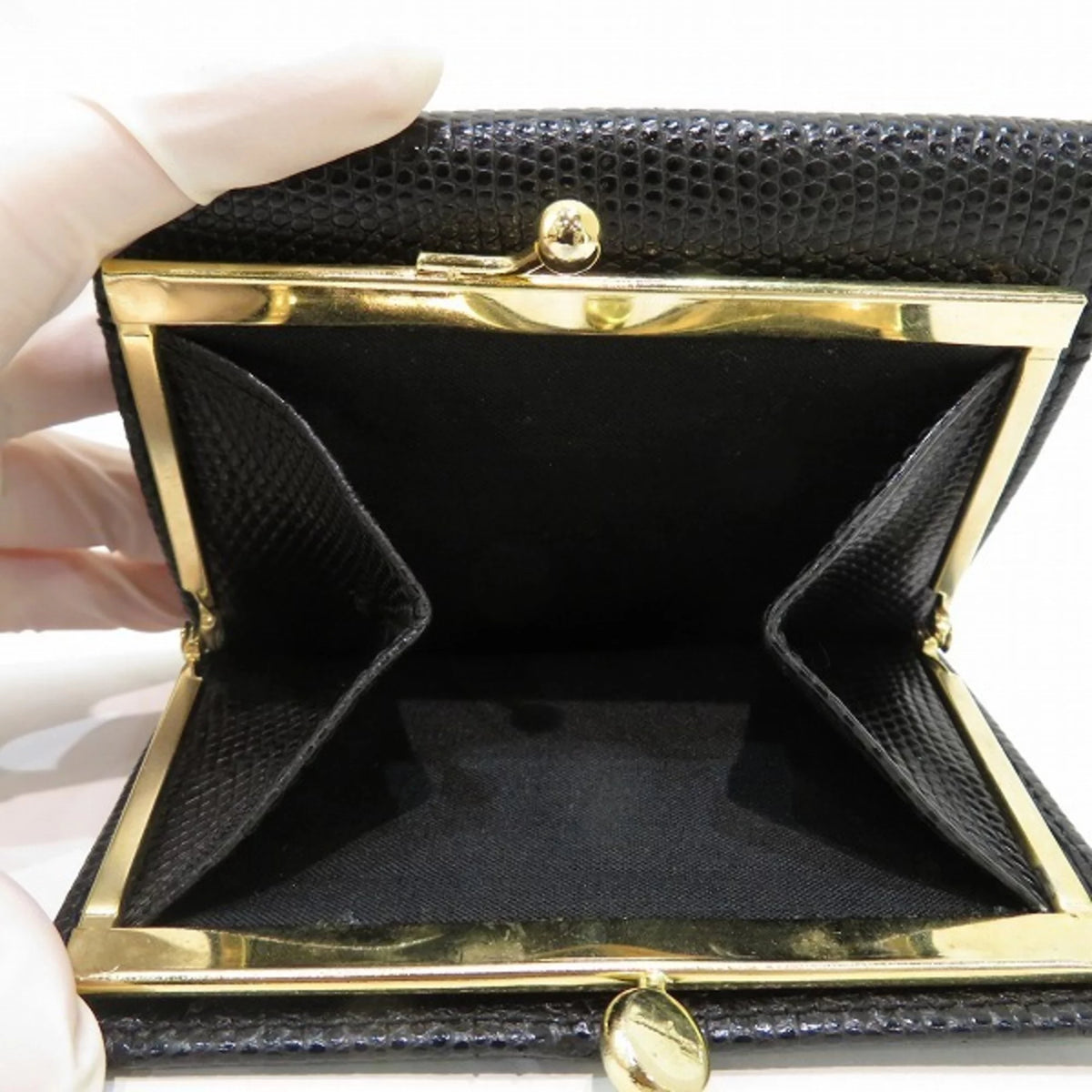 Pre-Owned Black Bifold Wallet V393