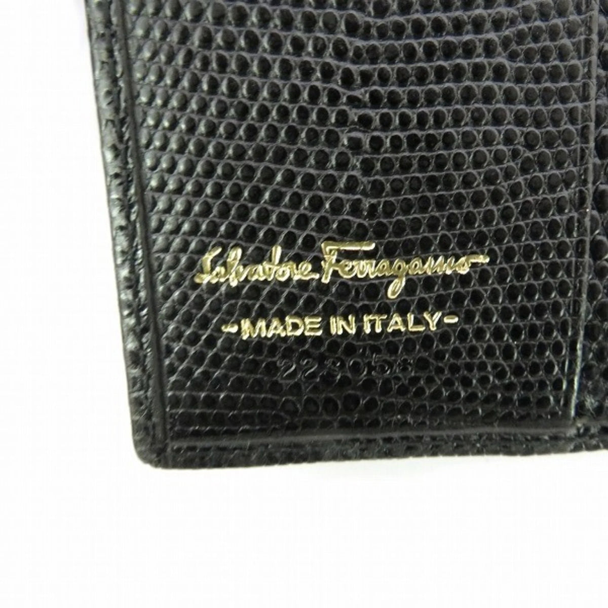 Pre-Owned Black Bifold Wallet V393