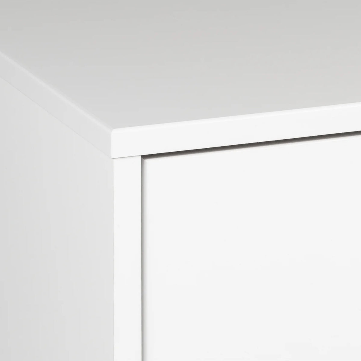 White 4-Drawer Dresser Y441610